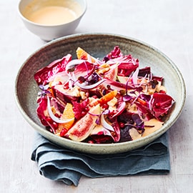 Roodlof salade met bieten, sinaasappel, vijgen en granaatappel